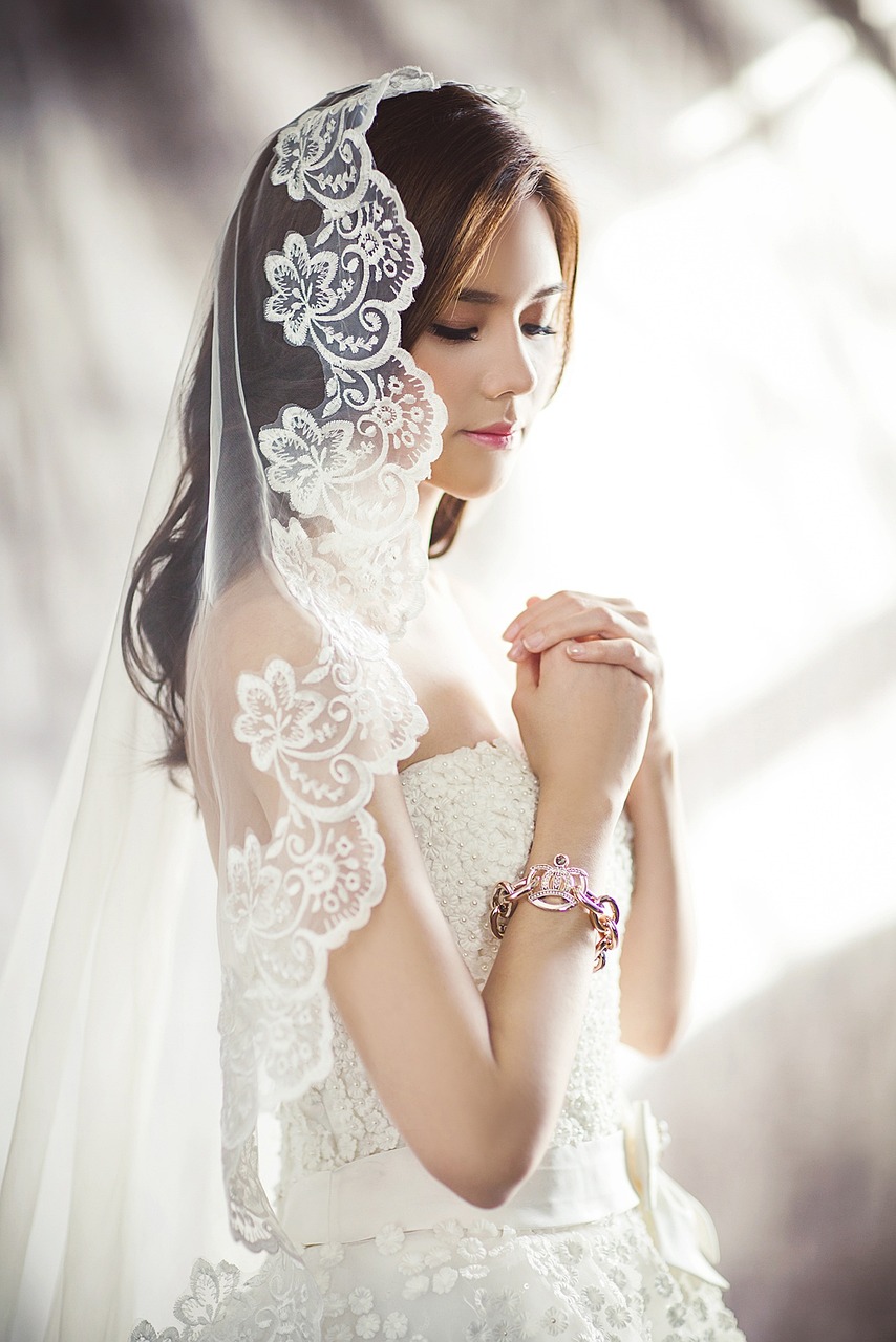 Portrait of a beautiful bride in her wedding gown.